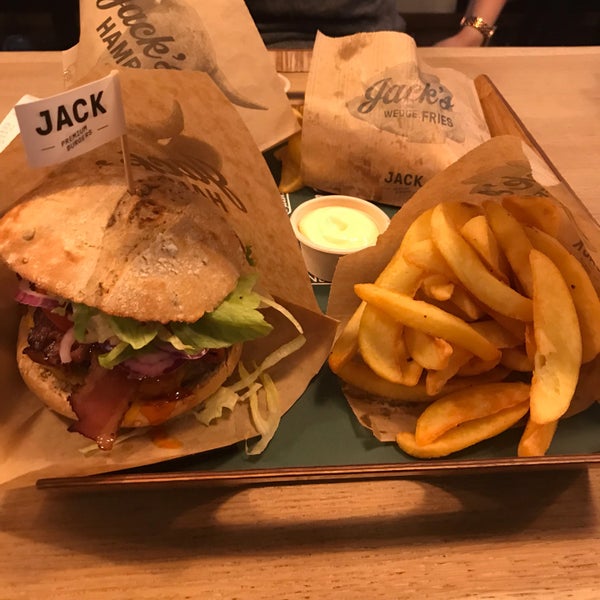 Foto tomada en Jack Premium Burgers  por Laura🌸 el 10/21/2018
