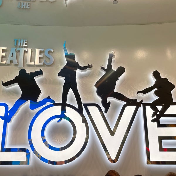 รูปภาพถ่ายที่ The Beatles LOVE (Cirque du Soleil) โดย Tom I. เมื่อ 10/16/2022