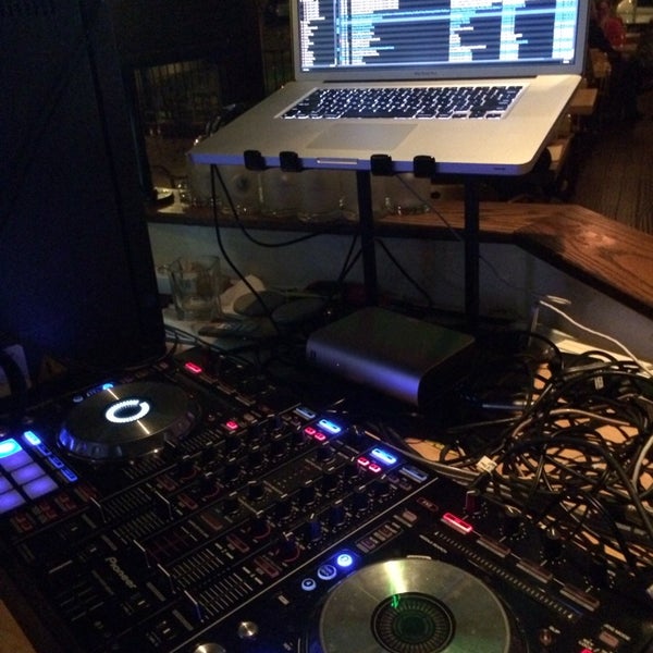 Das Foto wurde bei Social Club Restaurant &amp; Bar von DJ Dax am 11/30/2013 aufgenommen