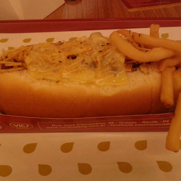 3/30/2014 tarihinde Izabel A.ziyaretçi tarafından Vic&#39;s Hot Dog Gourmet'de çekilen fotoğraf