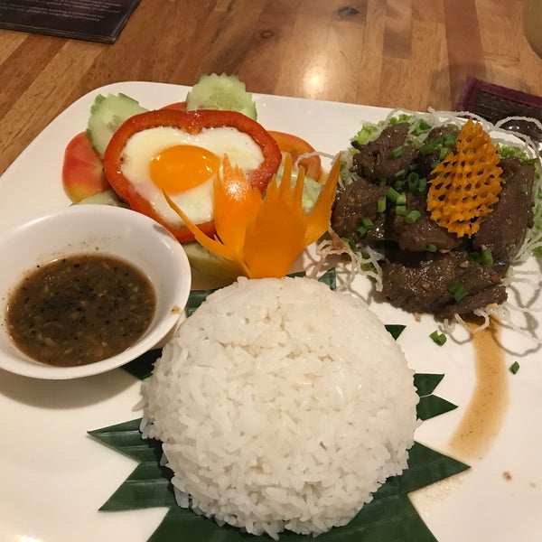 So i tried one of the local khmer dish - Beef Loklak and it was so good, have it medium rare. The tenderness & juicyness of the meat plus the savory dip. And dont forget the mango shake. Total $10.50