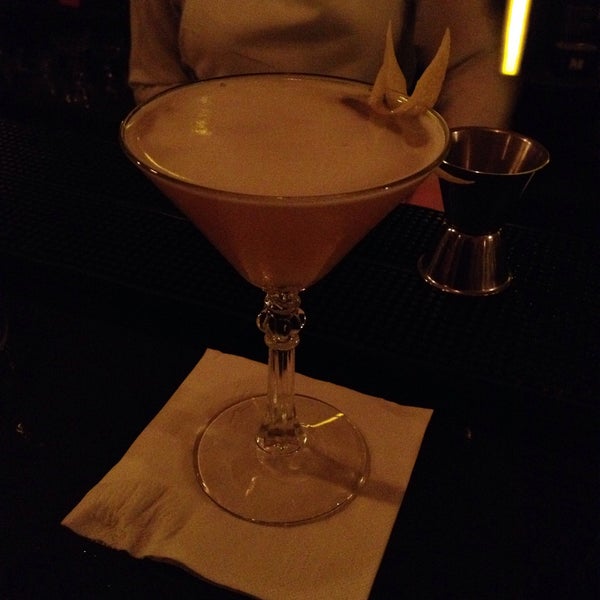11/7/2015 tarihinde Tayfun O.ziyaretçi tarafından Old Fashioned Cocktail &amp; Absinthe Bar'de çekilen fotoğraf