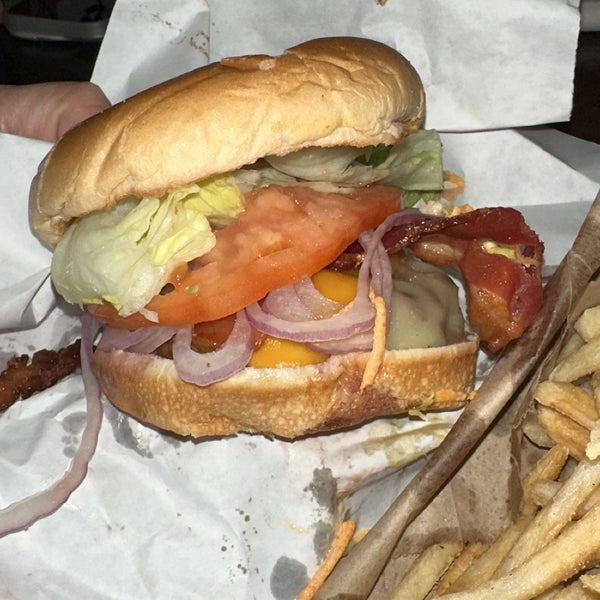 4/14/2023 tarihinde Guen S.ziyaretçi tarafından Burger Joint'de çekilen fotoğraf