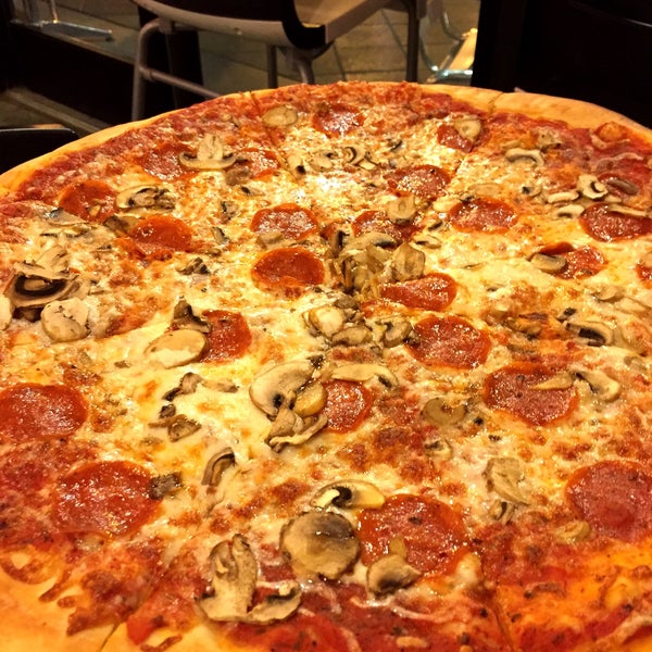 Das Foto wurde bei Milana&#39;s New York Pizzeria von Guen S. am 12/30/2014 aufgenommen
