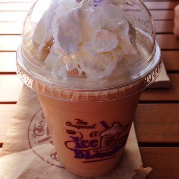 Photo taken at The Coffee Bean &amp; Tea Leaf by Guen S. on 2/15/2014