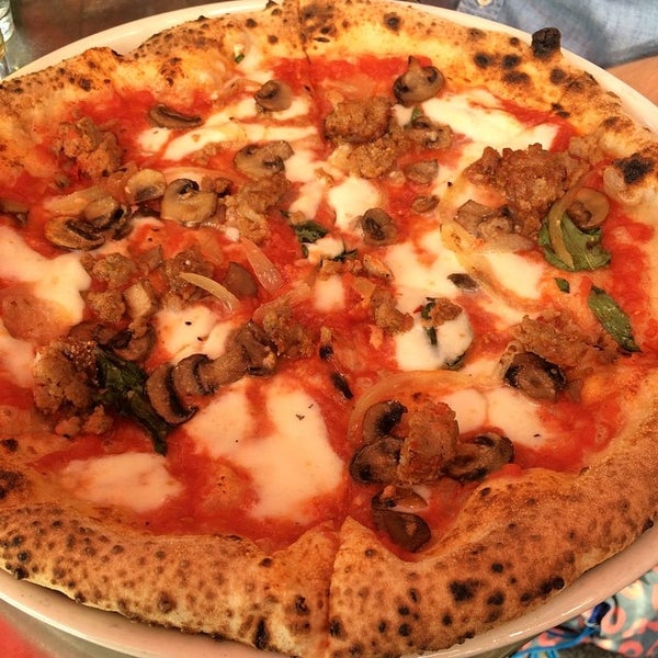 Снимок сделан в Tutta Bella Neapolitan Pizzeria пользователем Mark K. 8/2/2014