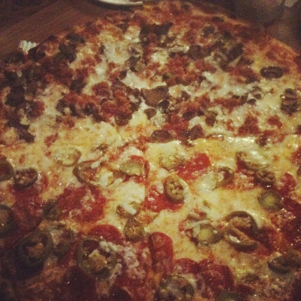 Снимок сделан в Greenville Avenue Pizza Company пользователем Ruth F. 11/24/2012