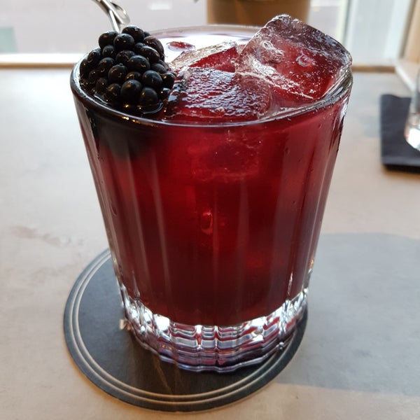 Foto tomada en Waterline Coffee &amp; Cocktails  por Tessa el 10/24/2019