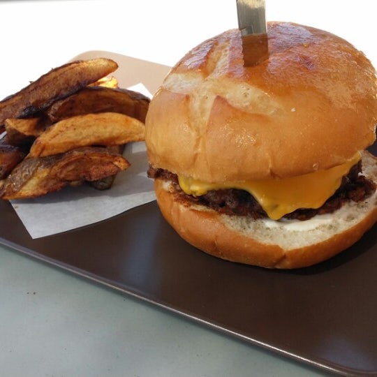 4/20/2014にRodrigo P.がAllegro Burgers &amp; Grillで撮った写真