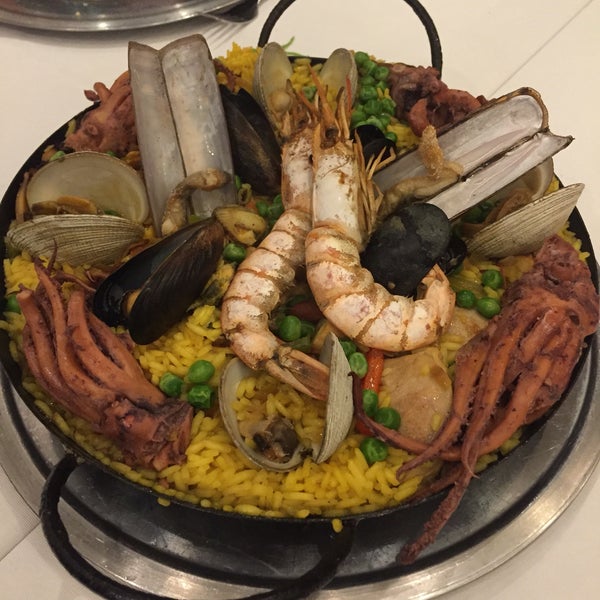 Según la carta la paella es para 2 personas pero no: comen 3 perfectamente. Solo se suman $ 45 por plato compartido a los $ 548. Queda $ 197 por persona. Lo barato sale caro y lo caro sale barato.