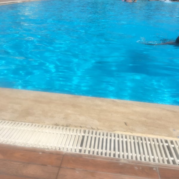 Foto tirada no(a) Pelikan Otel Yüzme Havuzu por nihat k. em 8/3/2019