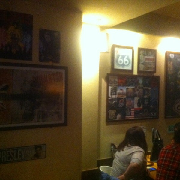 รูปภาพถ่ายที่ Ekvator Restaurant Bar &amp; Cafe โดย Burcu A. เมื่อ 3/30/2013