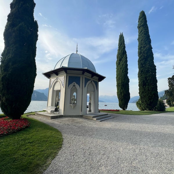 Foto diambil di Giardini di Villa Melzi oleh Wadha🧘🏻‍♀️ pada 6/21/2023