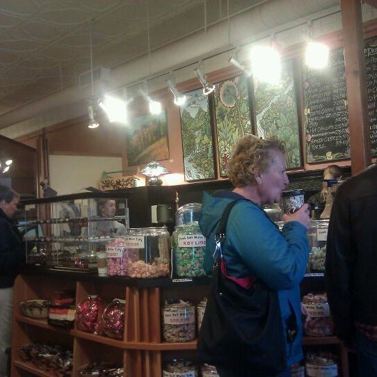 Das Foto wurde bei Hanisch Bakery and Coffee Shop von Emily L. am 10/6/2012 aufgenommen