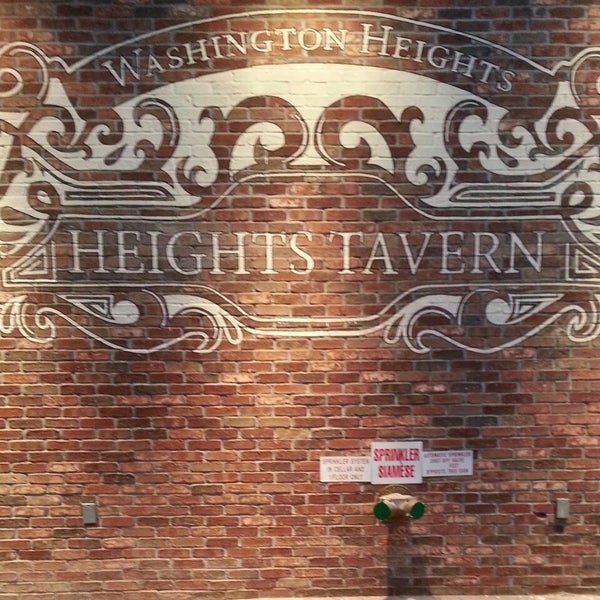 รูปภาพถ่ายที่ Heights Tavern โดย Carlos F. เมื่อ 9/25/2013