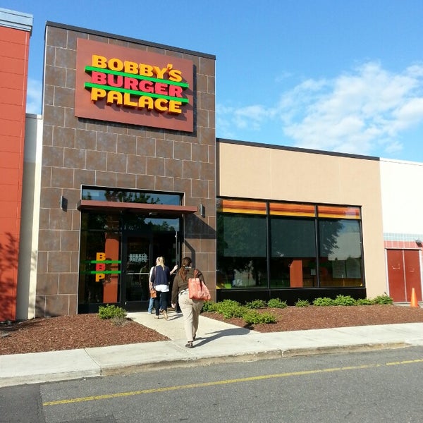 รูปภาพถ่ายที่ Bobby&#39;s Burger Palace โดย Carlos F. เมื่อ 6/1/2014
