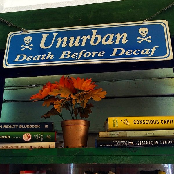 รูปภาพถ่ายที่ UnUrban Coffee House โดย Crystal R. เมื่อ 3/20/2014