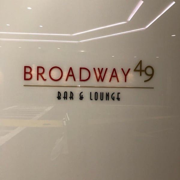 Foto diambil di Broadway 49 Bar &amp; Lounge at the Crowne Plaza Times Square oleh Iswara A. pada 7/10/2018