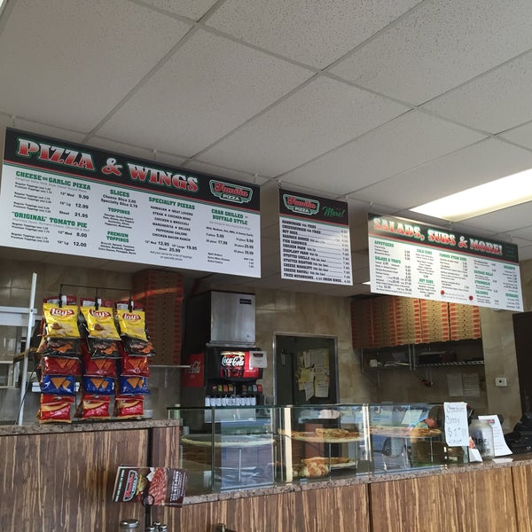 Familia Pizza Pizzeria in Bridgeport