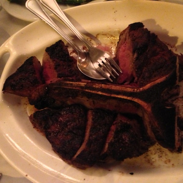 รูปภาพถ่ายที่ Amber Steakhouse โดย Tracey B. เมื่อ 8/3/2013