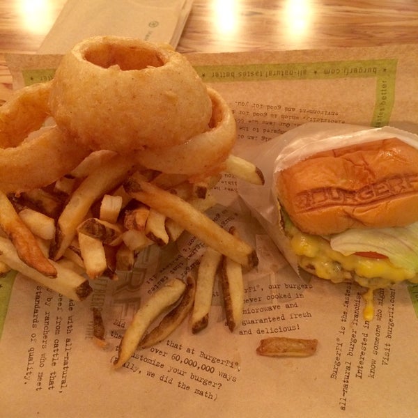 Foto diambil di BurgerFi oleh MAR pada 11/1/2014