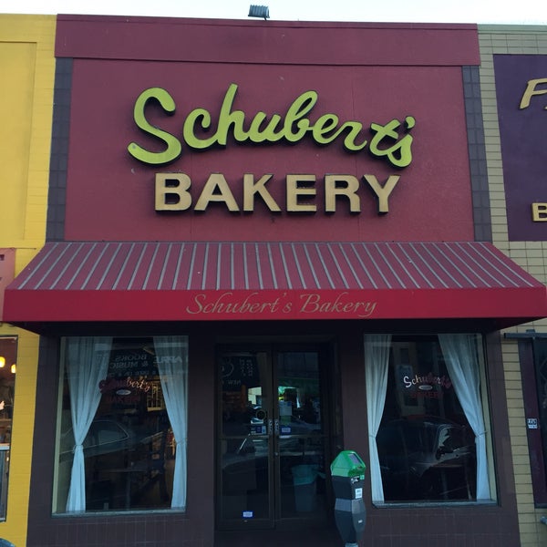 Foto scattata a Schubert’s Bakery da Andrew D. il 2/7/2019