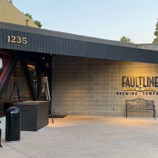Foto tirada no(a) Faultline Brewing Company por Andrew D. em 10/3/2021