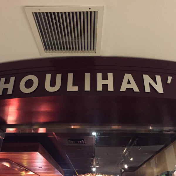 Photo taken at Houlihan&#39;s by Andrew D. on 1/31/2019