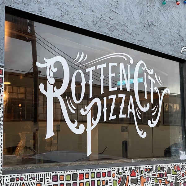 Foto scattata a Rotten City Pizza da Andrew D. il 7/28/2021