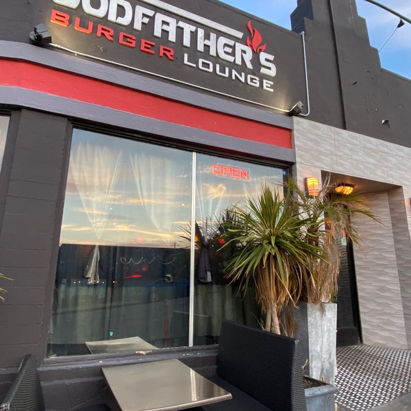 รูปภาพถ่ายที่ Godfather&#39;s Burger Lounge โดย Andrew D. เมื่อ 6/17/2021