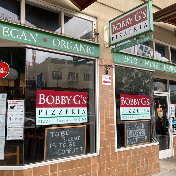 Photo prise au Bobby G&#39;s Pizzeria par Andrew D. le6/22/2021