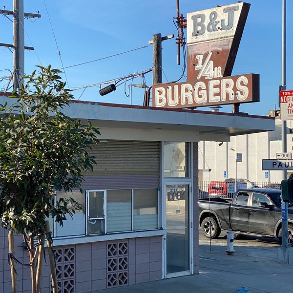 Foto tirada no(a) B&amp;J Burgers por Andrew D. em 2/28/2021