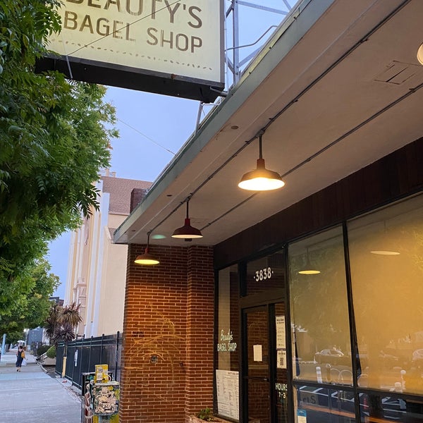 Foto tirada no(a) Beauty&#39;s Bagel Shop por Andrew D. em 7/25/2021