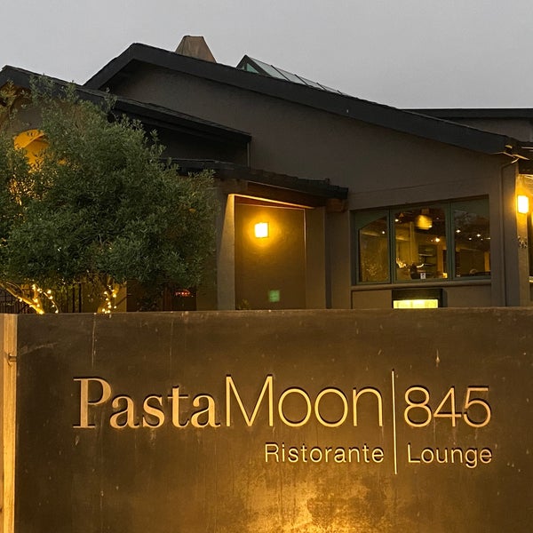 รูปภาพถ่ายที่ Pasta Moon Ristorante &amp; Bar โดย Andrew D. เมื่อ 8/24/2021