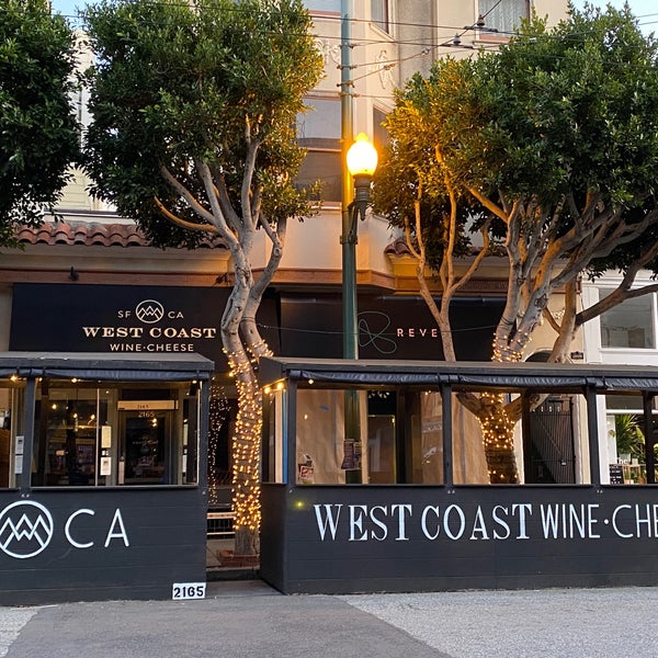 Foto tirada no(a) West Coast Wine • Cheese por Andrew D. em 3/30/2021