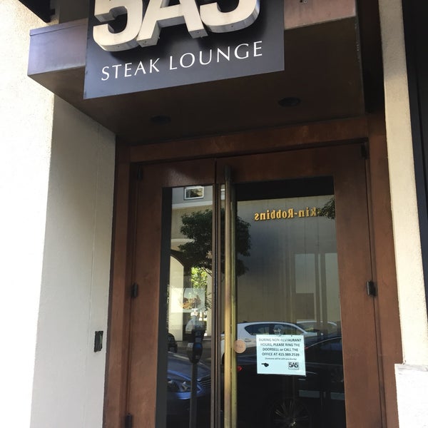 Das Foto wurde bei 5A5 Steak Lounge von Andrew D. am 9/22/2016 aufgenommen
