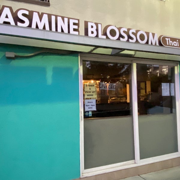 Foto tirada no(a) Jasmine Blossom Thai Cuisine por Andrew D. em 6/19/2021