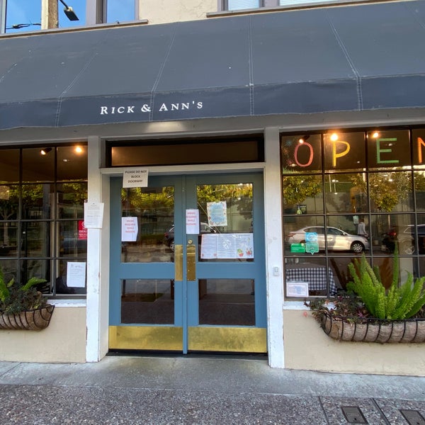 รูปภาพถ่ายที่ Rick &amp; Ann&#39;s Restaurant โดย Andrew D. เมื่อ 8/10/2021
