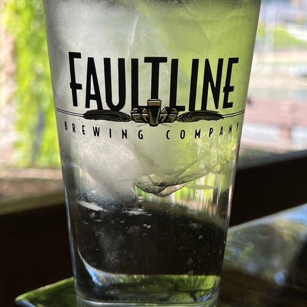 Снимок сделан в Faultline Brewing Company пользователем Andrew D. 5/1/2022