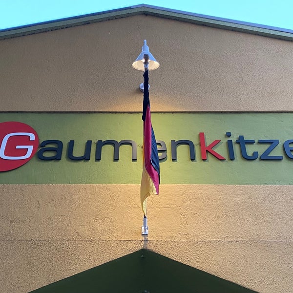Foto scattata a Gaumenkitzel Restaurant da Andrew D. il 8/7/2021