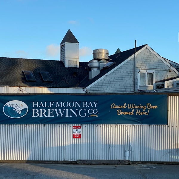 รูปภาพถ่ายที่ Half Moon Bay Brewing Company โดย Andrew D. เมื่อ 6/10/2021