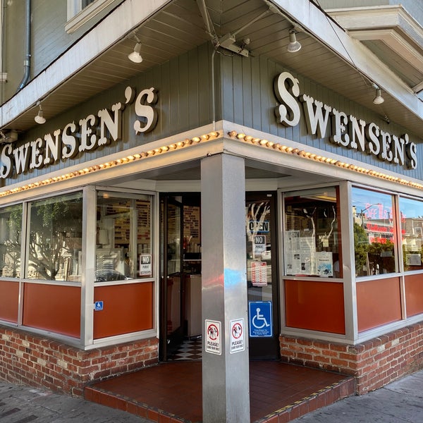รูปภาพถ่ายที่ Swensen&#39;s Ice Cream โดย Andrew D. เมื่อ 2/23/2020