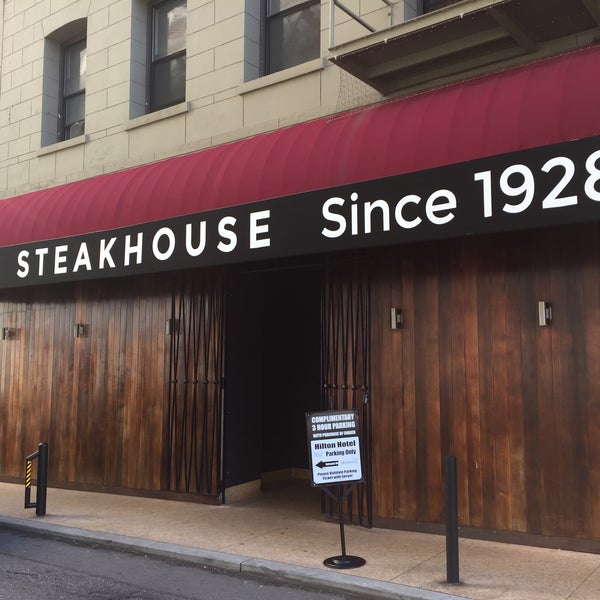 รูปภาพถ่ายที่ Alfred&#39;s Steakhouse โดย Andrew D. เมื่อ 3/14/2019