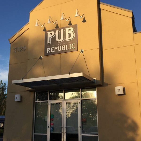 Photo taken at Pub Republic by Andrew D. on 4/22/2019