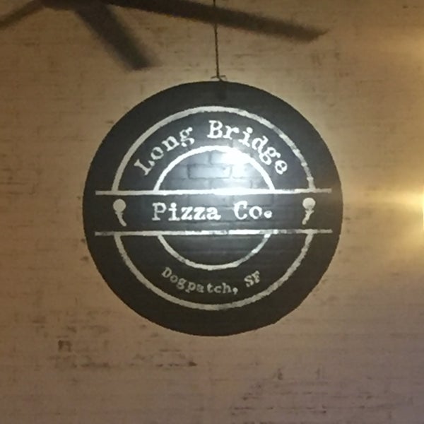 Foto tirada no(a) Long Bridge Pizza Co. por Andrew D. em 10/28/2018