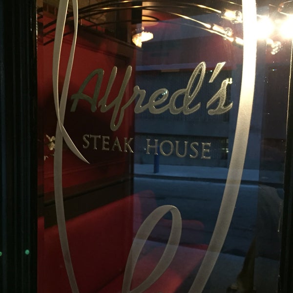 Снимок сделан в Alfred&#39;s Steakhouse пользователем Andrew D. 3/14/2019