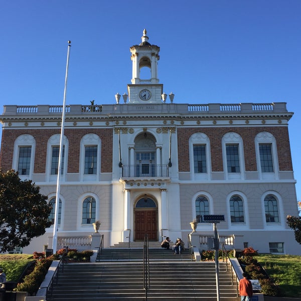 Foto tirada no(a) South San Francisco City Hall por Andrew D. em 7/20/2016