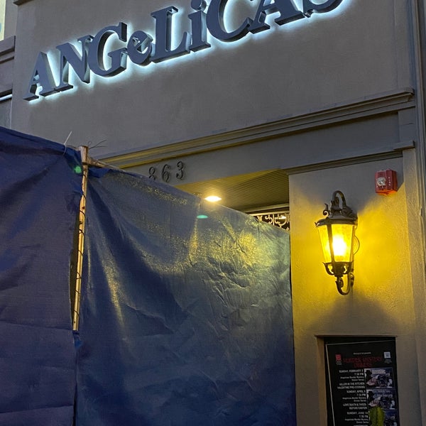รูปภาพถ่ายที่ Angelicas โดย Andrew D. เมื่อ 7/23/2021