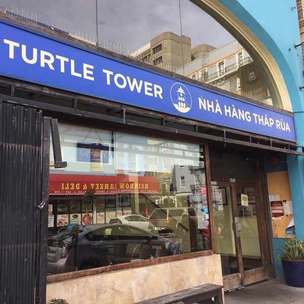 Foto scattata a Turtle Tower Restaurant da Andrew D. il 1/16/2020