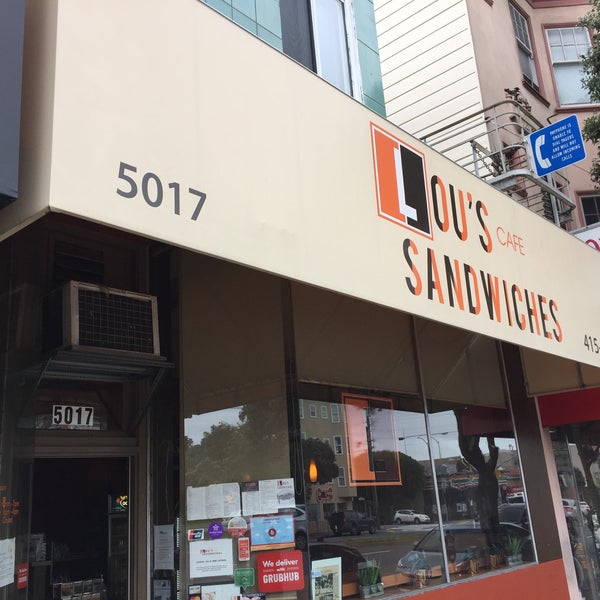 Foto tirada no(a) Lou&#39;s Cafe por Andrew D. em 2/28/2019